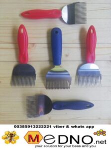 stainless steel fork with wider needles and a rubber handle for opening the honeycomb is a tool whose teeth are needle-shaped so that they can detect and remove the waxy cover with which the bees match the mature honey. The handle of the fork is rubber, the teeth flat and wider than stainless steel with 16 needles