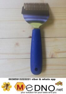 stainless steel fork with wider needles and a rubber handle for opening the honeycomb is a tool whose teeth are needle-shaped so that they can detect and remove the waxy cover with which the bees match the mature honey. The handle of the fork is rubber, the teeth flat and wider than stainless steel with 16 needles