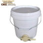Posuda ( kanta ) za med(pvc) 30kg sa slavinom 30L Plastic Honey Bucket With Honey Gate / tap 30-Liter-Honigeimer aus Kunststoff mit Honigverschluss / Zapfhahn Secchio per miele in plastica da 30 litri con porta miele / rubinetto Cubo de miel de plástico 30L con puerta de miel / grifo Seau à miel en plastique 30L avec porte à miel / robinet